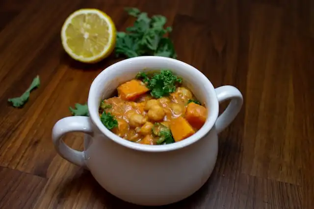 Garbanzos al curry con cilantro fresco, un plato ayurvédico sabroso y saludable, vegano y nutritivo.